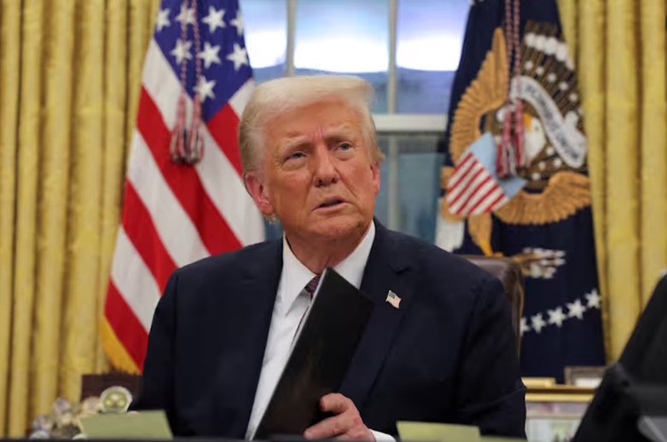 Трамп вимагає від ЄС запровадити мита для Китаю та Індії за купівлю російської нафти Трамп вимагає від ЄС запровадити мита для Китаю та Індії за купівлю російської нафти