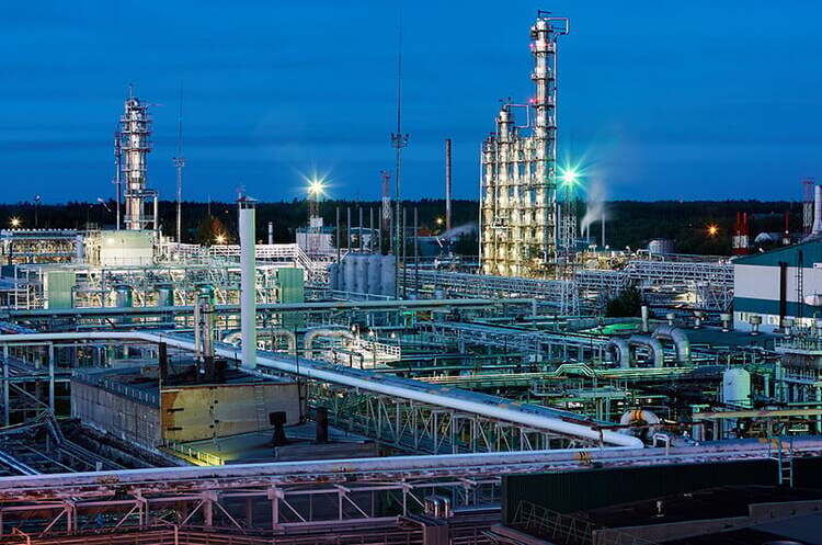 Фото: рос ЗМІ У рф горить газопереробний завод «Лукойла»