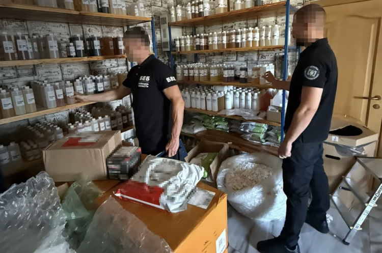 БЕБ викрило підпільне виробництво рідин для вейпів на Київщині БЕБ викрило підпільне виробництво рідин для вейпів на Київщині