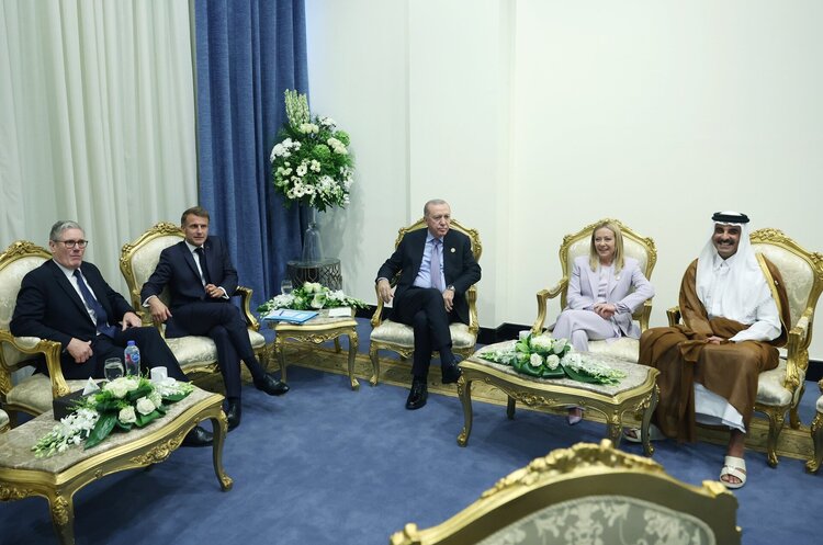 Ердоган, Макрон, Стармер, Мелоні та емір Катару шейх Тамім на мирному саміті в Шарм-ель-Шейху Ердоган наказав розвернути свій літак, коли дізнався, що на саміті в Шармі буде Нетаньяху