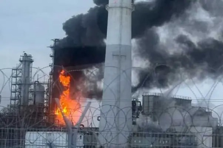 Удар українського дрона по Оренбурзькому ГПЗ обвалив видобуток на найбільшому родовищі Казахстану Удар українського дрона по Оренбурзькому ГПЗ обвалив видобуток на найбільшому родовищі Казахстану