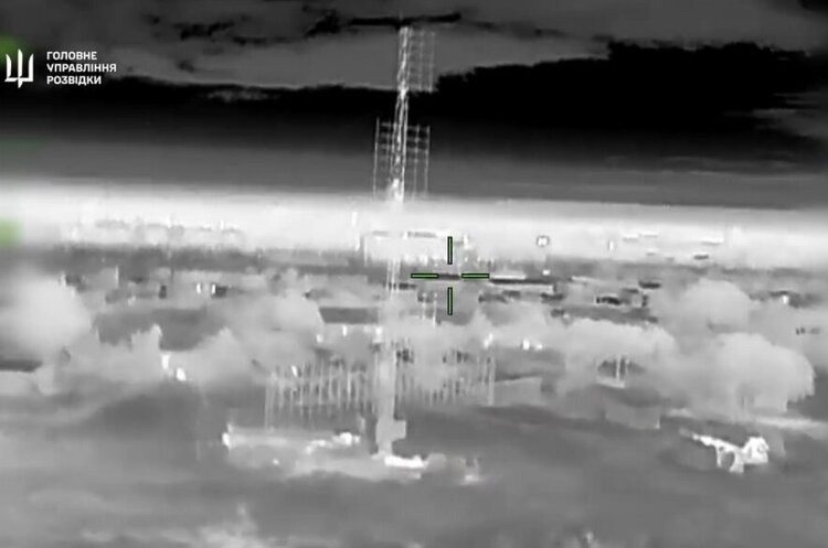 Скриншот з відео ГУР МО уразило три радіолокаційні станції та десантний катер росіян у Криму