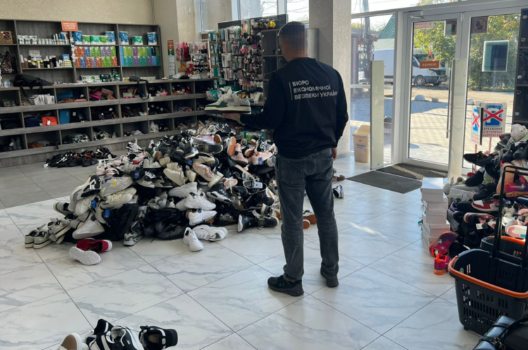 БЕБ викрило мережу магазинів, що продавала підроблений брендований одяг на мільйони гривень БЕБ викрило мережу магазинів, що продавала підроблений брендований одяг на мільйони гривень