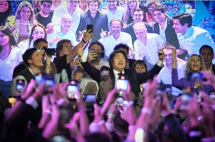 Президент Аргентини Хав’єр Мілей радіє результатам проміжних виборів в Аргентині Тріумф капіталізма та «рука Трампа»: як перемога Мілея на виборах в Аргентині змінить світову політику