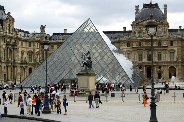 Фото: Getty Images У Франції затримали нових підозрюваних у справі про пограбування Лувру
