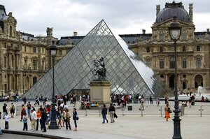 У Франції затримали нових підозрюваних у справі про пограбування Лувру У Франції затримали нових підозрюваних у справі про пограбування Лувру