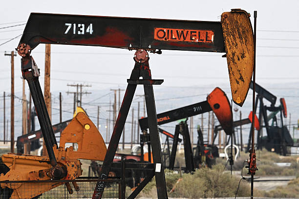 Ціни на нафту падають третій місяць поспіль через зміцнення долара та слабкі дані з Китаю Ціни на нафту падають третій місяць поспіль через зміцнення долара та слабкі дані з Китаю