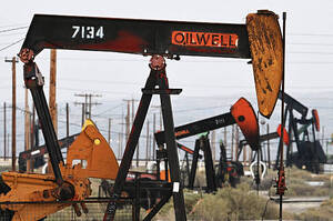 Ціни на нафту падають третій місяць поспіль через зміцнення долара та слабкі дані з Китаю Ціни на нафту падають третій місяць поспіль через зміцнення долара та слабкі дані з Китаю