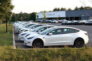 Продажі Tesla різко впали в Європі попри короткочасне зростання у США Продажі Tesla різко впали в Європі попри короткочасне зростання у США