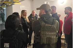 POLITICO: одного з членів команди Анджеліни Джолі під час її візиту в Україну забрало ТЦК POLITICO: одного з членів команди Анджеліни Джолі під час її візиту в Україну забрало ТЦК