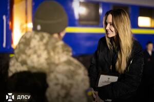 Загроза дронів була постійною: Анджеліна Джолі розповіла про поїздку до Херсона і Миколаєва Загроза дронів була постійною: Анджеліна Джолі розповіла про поїздку до Херсона і Миколаєва