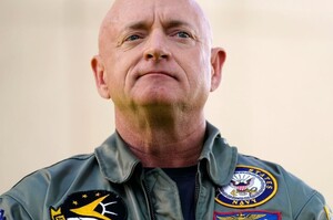 Проукраїнський сенатор Марк Келлі опинився в центрі політичного скандалу в США через критику Трампа Проукраїнський сенатор Марк Келлі опинився в центрі політичного скандалу в США через критику Трампа