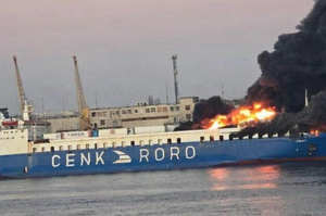 В порту Одеси горить турецьке судно В порту Одеси горить турецьке судно