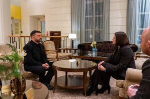 Зеленський уперше зустрівся з Тихановською Зеленський уперше зустрівся з Тихановською