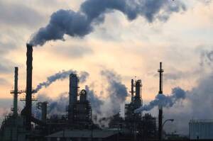 У Бродах після російської атаки загорілися нафтопродукти, місто накрило димом У Бродах після російської атаки загорілися нафтопродукти, місто накрило димом