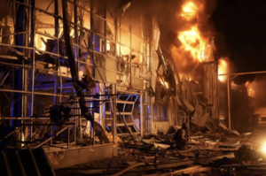 В Одесі внаслідок атаки дронів згорів великий автосалон В Одесі внаслідок атаки дронів згорів великий автосалон