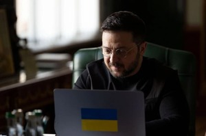 Зеленський обговорив із президентом Мозамбіку постачання газу в Україну Зеленський обговорив із президентом Мозамбіку постачання газу в Україну