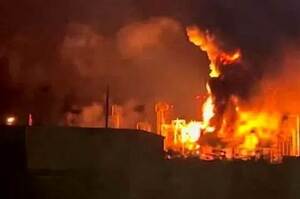 У російському Саратові другу добу горить НПЗ У російському Саратові другу добу горить НПЗ