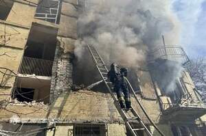 Російський дрон вдарив по багатоповерхівці в Дніпрі Російський дрон вдарив по багатоповерхівці в Дніпрі