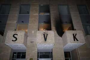 Російський дім у Празі закидали «коктейлями Молотова» Російський дім у Празі закидали «коктейлями Молотова»