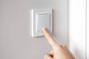 В Україні запровадили аварійні відключення світла через обстріли В Україні запровадили аварійні відключення світла через обстріли