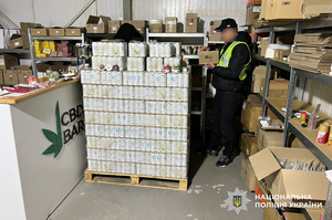 Правоохоронці проводять обшуки в магазинах U420: могли продавати наркотики під виглядом сувенерів Правоохоронці проводять обшуки в магазинах U420: могли продавати наркотики під виглядом сувенерів