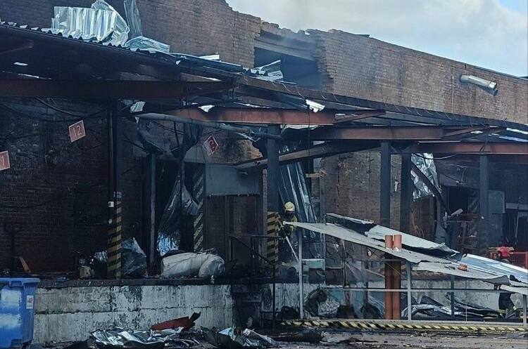 Ворожі БпЛА вдарили по сортувальному хабу «Нової пошти» у Сумах