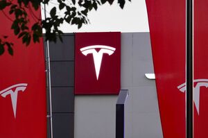 Tesla відкликає понад 20 000 електромобілів у США через проблеми з фарами Tesla відкликає понад 20 000 електромобілів у США через проблеми з фарами
