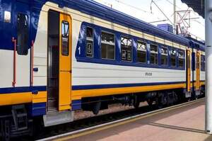 Через російські атаки поїзди по Україні затримуються до 14 годин Через російські атаки поїзди по Україні затримуються до 14 годин