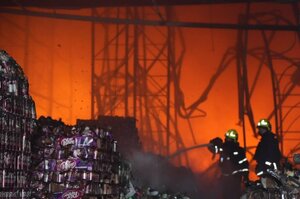 На Одещині через російський обстріл загорілися склади «Сільпо» На Одещині через російський обстріл загорілися склади «Сільпо»