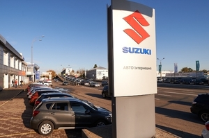 Через нічний удар по Києву пошкоджень зазнали салони автодилера Suzuki Через нічний удар по Києву пошкоджень зазнали салони автодилера Suzuki