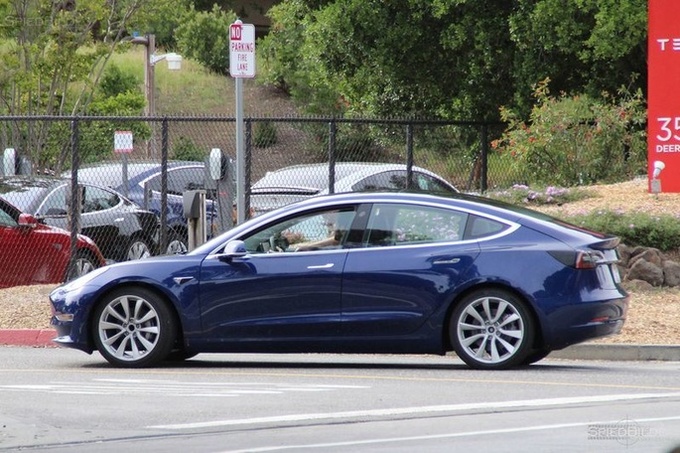 Папарацці «спіймали» Tesla Model 3 під час тест-драйву