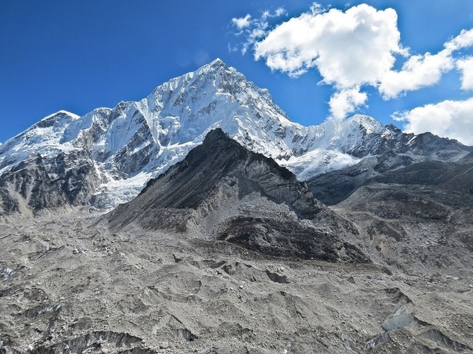 Уряд Непалу збирається переміряти висоту Евересту