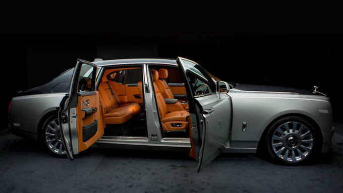 Rolls-Royce представив Phantom VIII – найдорожчий та найбільший автомобіль у світі