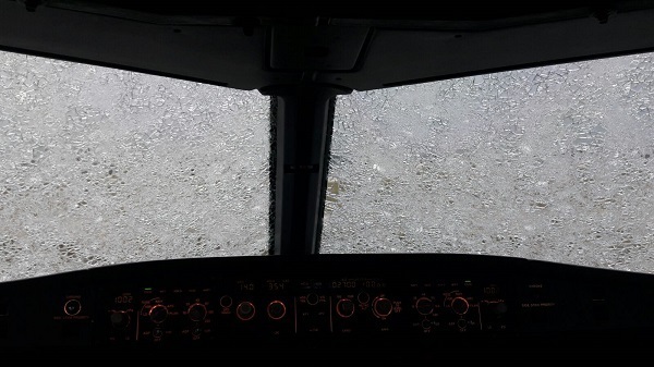 Український пілот зумів «наосліп» посадити в Стамбулі пошкоджений грозою літак (ВІДЕО)