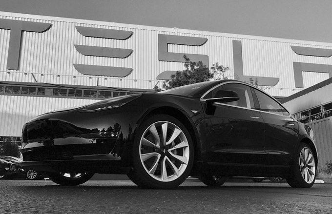 Ілон Маск вручив перші 30 екземплярів Model 3 щасливим власникам на заводі Tesla