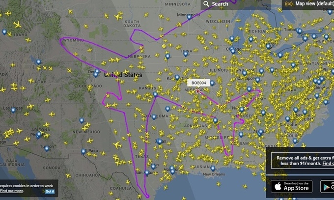 Boeing-787 літає в небі над США і «малює» гігантський силует літака