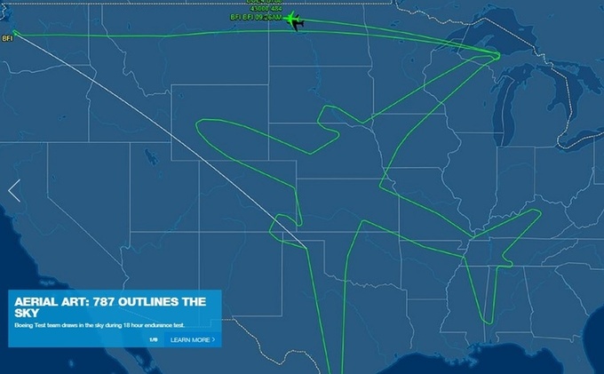 Boeing-787 літає в небі над США і «малює» гігантський силует літака