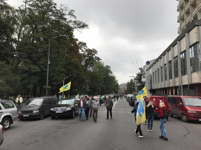 У Києві власники авто на єврономерах розпочали блокування урядового кварталу
