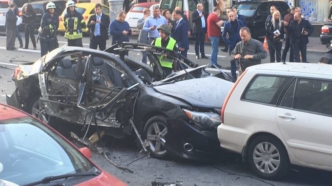 У центрі Києва вибухнув автомобіль з людьми (ВІДЕО)