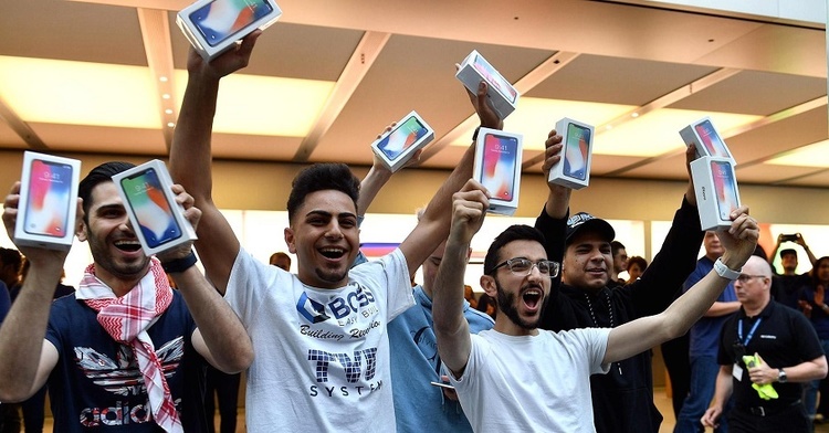 Черги перед магазинами Apple за новим iPhone X у різних країнах світу (ФОТО)