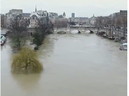 Париж затопило, по місту бігають щурі, деякі райони евакуюють (ВІДЕО)