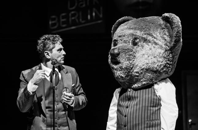 НеЛоліта: чому варто піти на виставу «Дівчинка з ведмедиком» у Театрі на Подолі