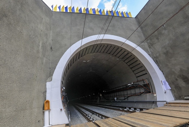 «Укрзалізниця»: рух Бескидським тунелем у Карпатах відкрито