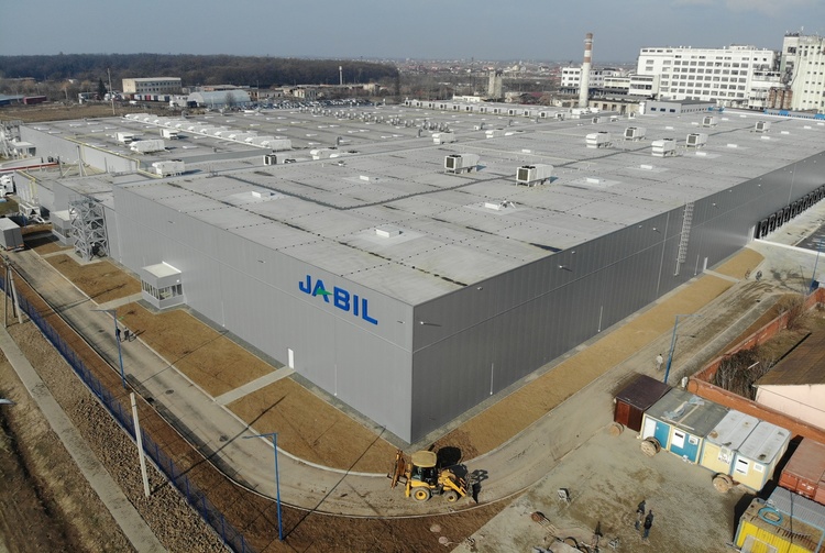Стривай, заробітчанине: як працює завод Jabil в Ужгороді