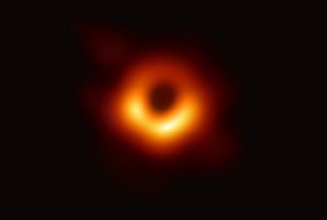 Астрономи представили першу в історії фотографію чорної діри (ВІДЕО)