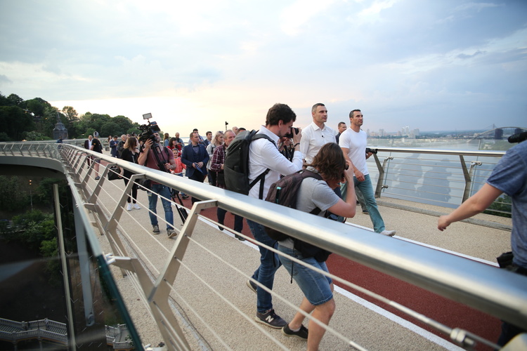 Кличко відкрив у Києві новий пішохідно-велосипедний міст до Дня столиці