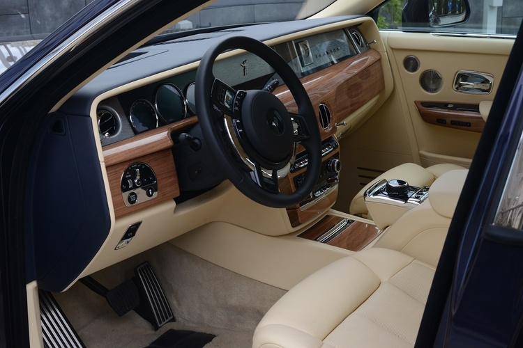 Тест-драйв Rolls Royce Phantom: как автомобиль меняет поведение владельца