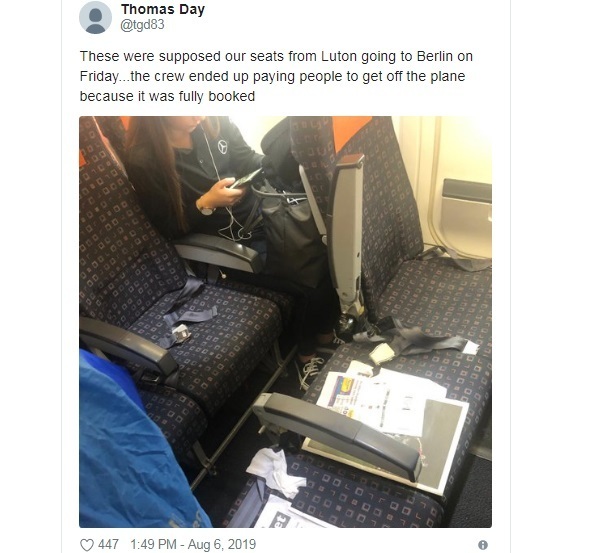 Лоукостер EasyJet оскандалився: у соцмережах поширюють фото крісел без спинок у салоні літака