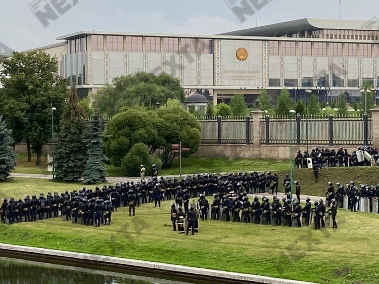 Сотні тисяч білорусів вийшли на акції протесту в Мінську та по всій країні (ФОТО)